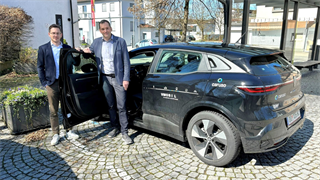 Neues "CARUSO" Fahrzeug: GF. Niko Fischer mit Bürgermeister Andreas Kresser